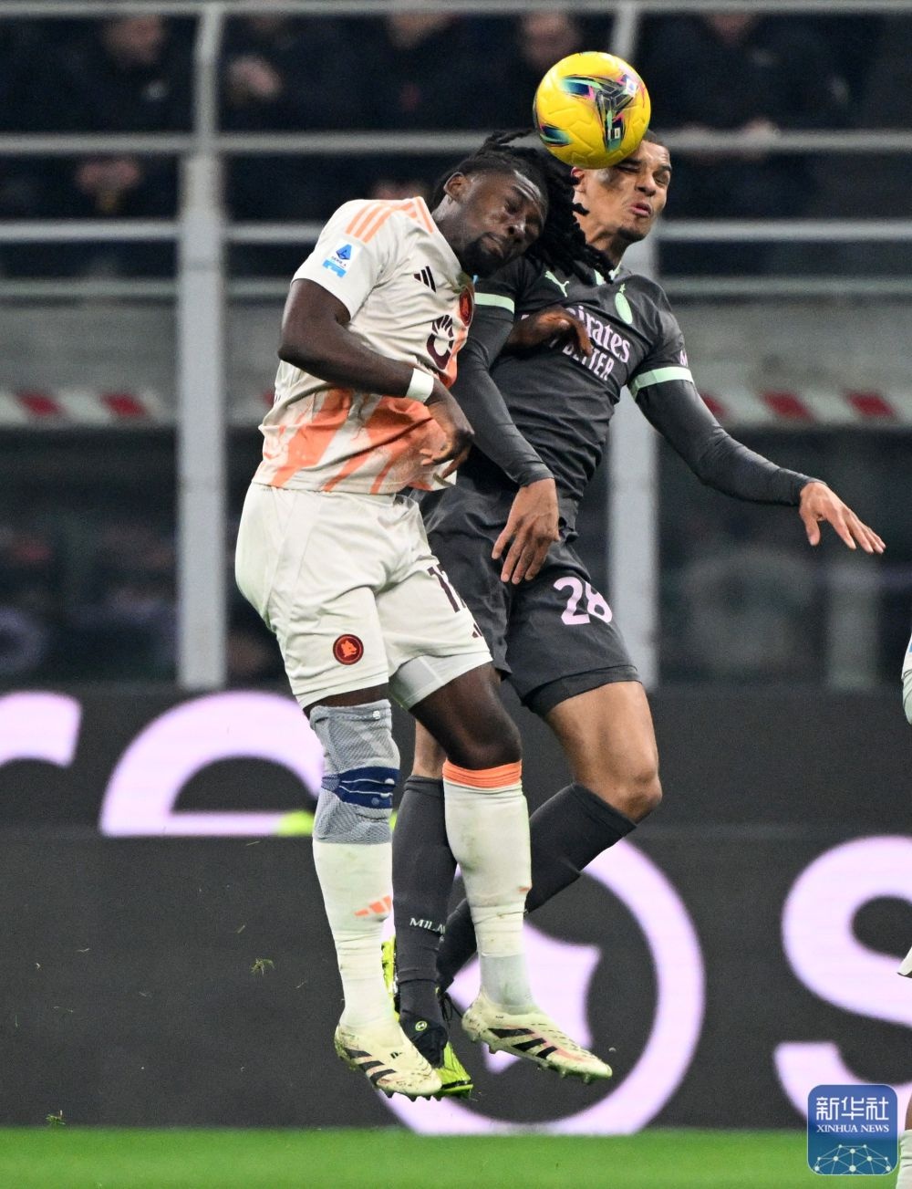 九游网页版登录入口-窗口期AC米兰备战社区盾，豪取连胜细节曝光，气氛紧张，更衣室氛围转暖(ac米兰半场开香槟)